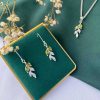 Set de Aretes y Dije Rama de Hojas en Plata Ley 950 con Circón