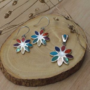 Set de Aretes y Dije de Lirio de los Incas