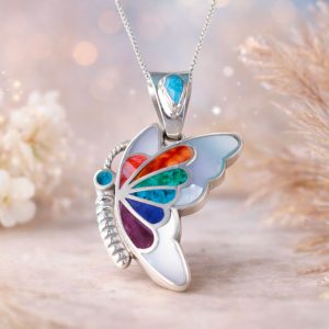 Alternative view of Dije Mariposa Sagrada Colgante