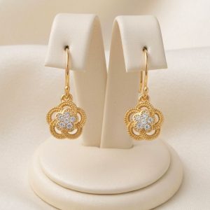 Alternative view of Set de Dije y Aretes Flor en Plata Ley 925 Baño en Oro 18K | Con Zircones Premium