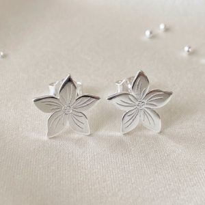 Alternative view of Aretes Flor de Jazmín en Plata Ley 925 | Broqueles Botánicos Minimalistas para Dama