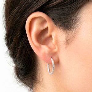 Alternative view of Argollas Destello Texturizado de 1.3 cm en Plata Ley 925 | Pendientes de Aro Labrados | Joyería Minimalista con Relieve