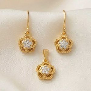 Set de Dije y Aretes Flor en Plata Ley 925 Baño en Oro 18K | Con Zircones Premium