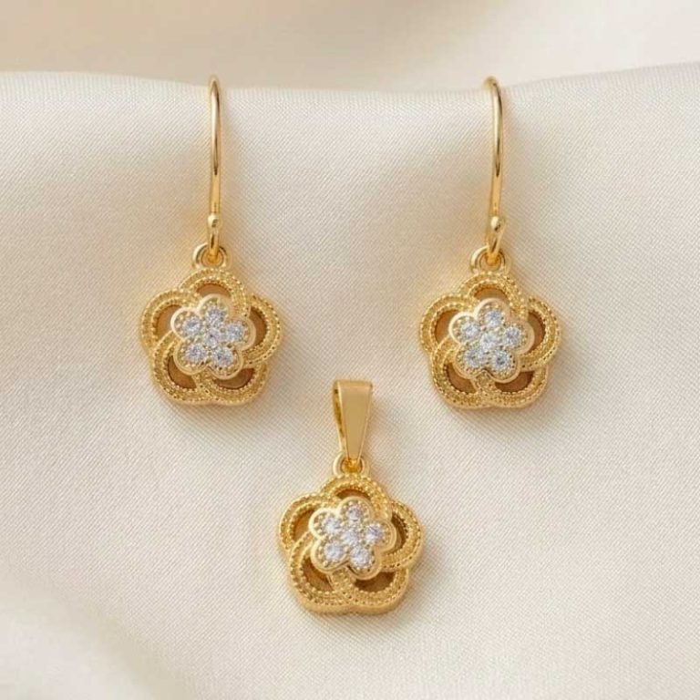 Set de Dije y Aretes Flor en Plata Ley 925 Baño en Oro 18K | Con Zircones Premium