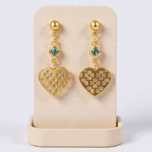 Alternative view of Aretes Colgantes Corazón Puro Amor en Plata 925 con Baño de Oro 18K | Joyería Romántica de Lujo