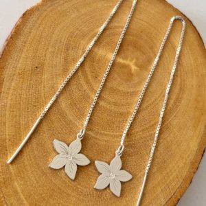 Alternative view of Aretes Pasantes Flor de Jazmín en Plata de Ley 925 | Aretes de Cadena con Movimiento
