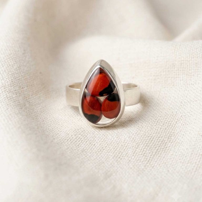 Anillo Gota Mística en Plata Ley 950 |  Anillo Regulable de Protección con Semillas Rojas| Joyería Fina Peruana Minimalista