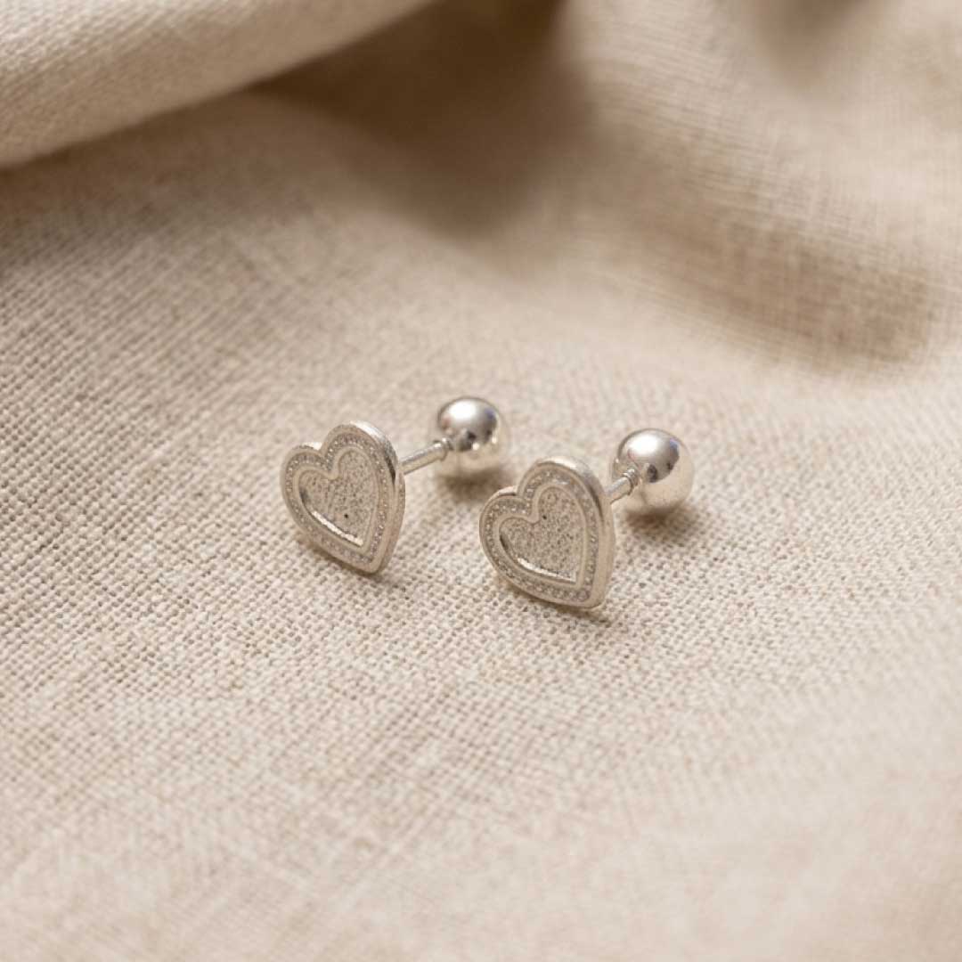 Aretes Corazón Confort de Plata 950 | Pendientes con Broche de Bola Antihincón | Piercing de Lóbulo Minimalista - Imagen 2