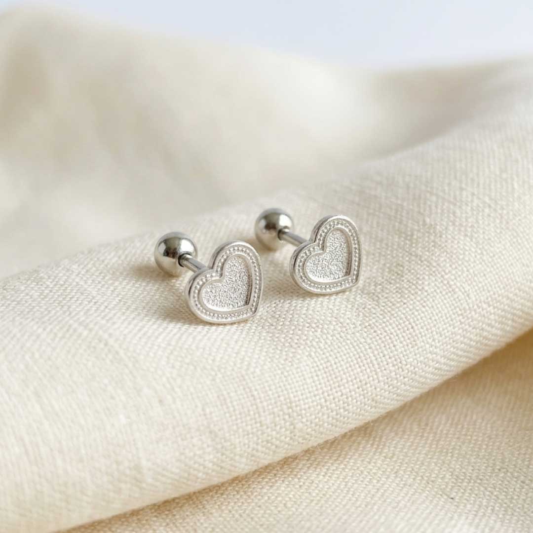 Aretes Corazón Confort de Plata 950 | Pendientes con Broche de Bola Antihincón | Piercing de Lóbulo Minimalista