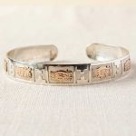 Brazalete Abierto Arriero y Llama en Plata Ley 950 y Baño de Oro 18K | Pulsera Rígida con Hombre Montado en Llama | Joyería Peruana Bicolor