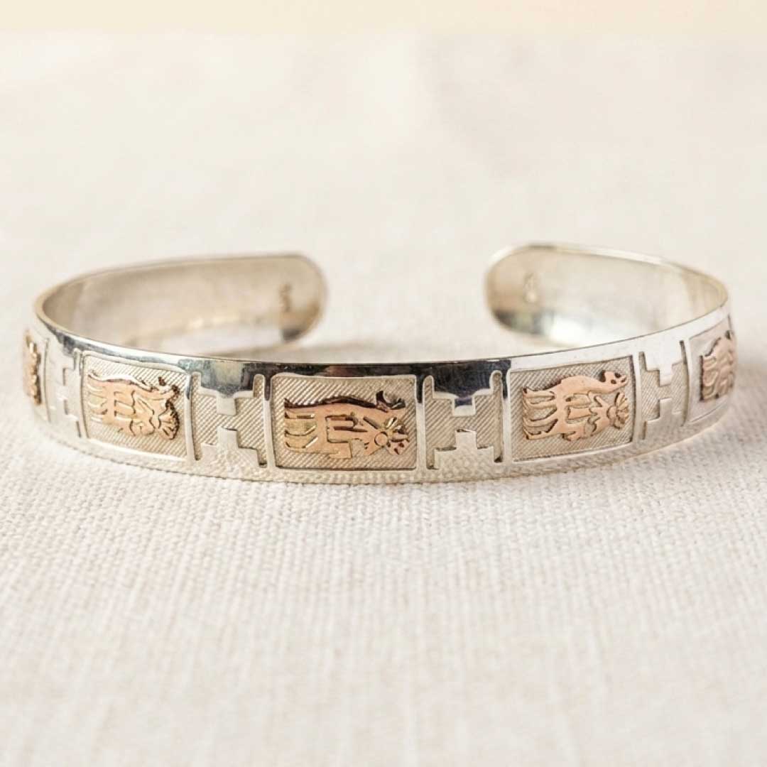 Brazalete Abierto Arriero y Llama en Plata Ley 950 y Baño de Oro 18K | Pulsera Rígida con Hombre Montado en Llama | Joyería Peruana Bicolor