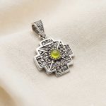 Dije Chacana Calendario Inca en Plata Ley 950 con Piedra Verde | Colgante Cruz Andina Pavonada | Amuleto de Protección Peruano