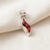 Dije de Plata Ley 950 Onda de la Suerte con Huayruro | Colgante Curvo Amuleto de Protección | Joyería Fina Peruana Unisex