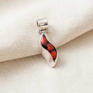Dije de Plata Ley 950 Onda de la Suerte con Huayruro | Colgante Curvo Amuleto de Protección | Joyería Fina Peruana Unisex