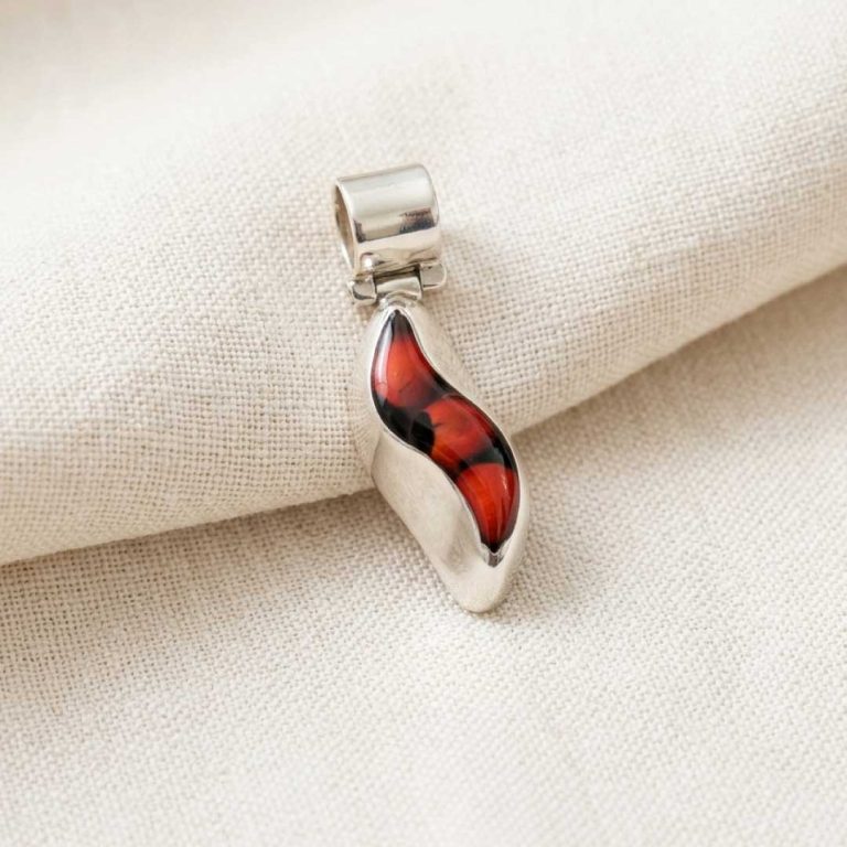 Dije de Plata Ley 950 Onda de la Suerte con Huayruro | Colgante Curvo Amuleto de Protección | Joyería Fina Peruana Unisex